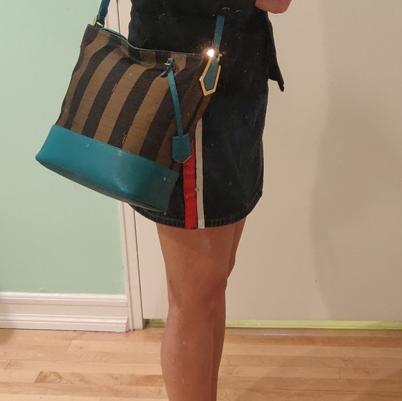 Authenticated Fendi penguin crossbody bucket bag - Picture 8 of 13